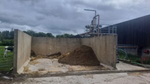 Screw separator with separated slurry